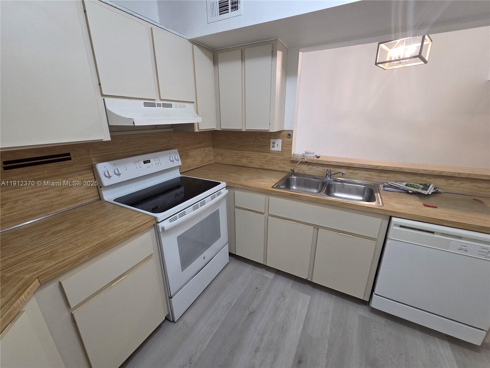 BLEAU FONTAINE CONDO #3 - Residential Lease