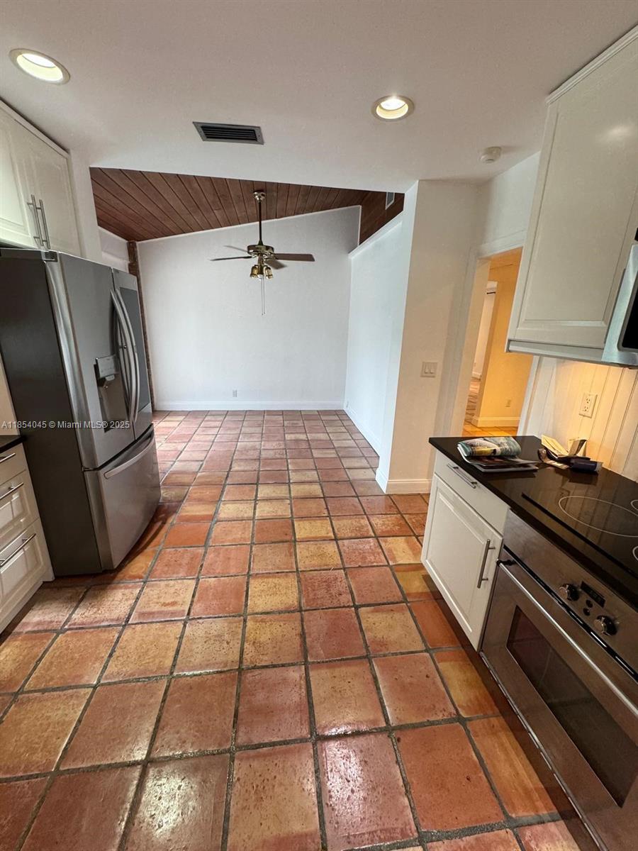 POINSETTIA ESTATES - Residential Lease