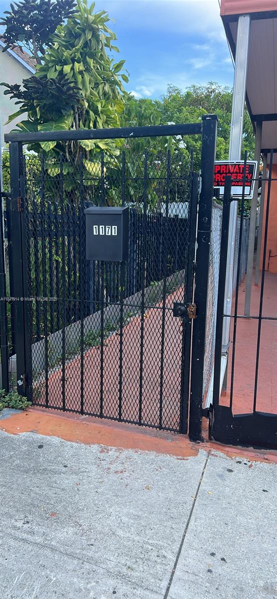 Beautiful 2-bedroom, brand new shower and kitchen, unit in a multifamily building. This cozy unit offers plenty of natural light, and a large backyard patio perfect for barbecues. UTILITIES INCLUDED IN RENT: water, electricity, and internet. It comes with two parking spaces. Its prime location provides easy access to downtown Miami, Wynwood, the Miami Design District, and is conveniently close to the I-95 highway and Palmetto 826.
Fast Approval. Move-in amount is 1st month and 1 month security deposit, along with last 4 pay stubs, 2 most recent bank statements, background check, and ID verification. NO PETS ALLOWED.