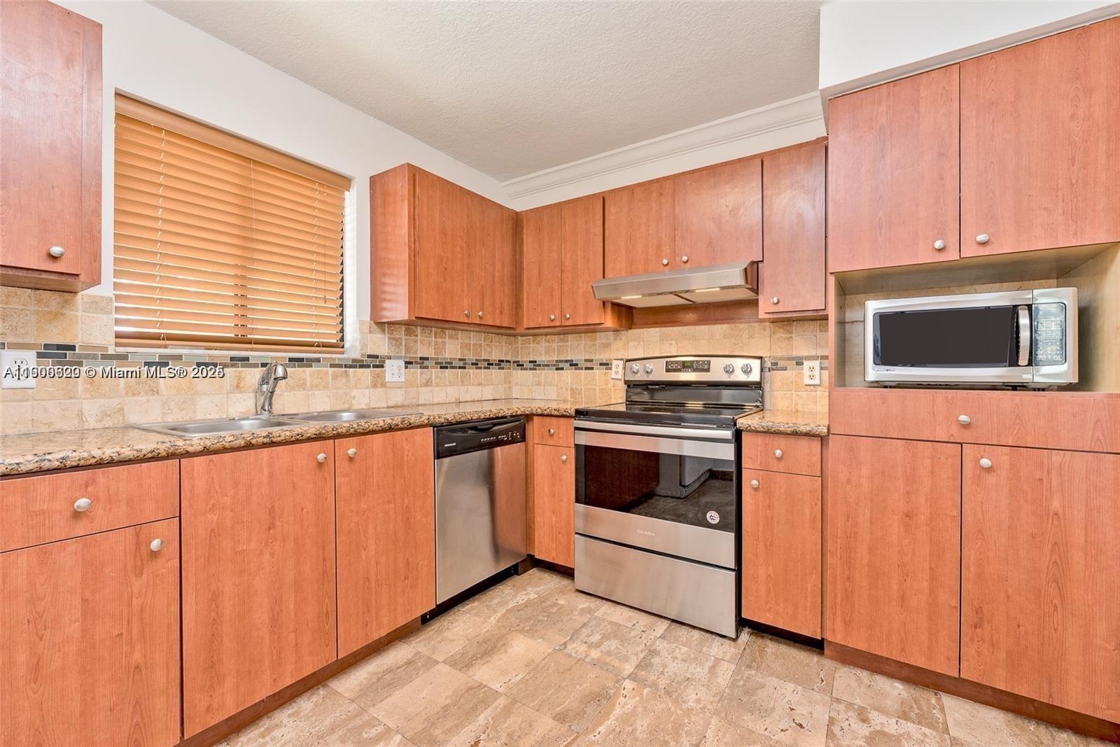 350 Lakeview Dr 201
