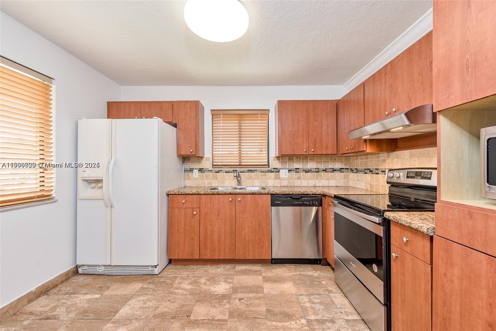 350 Lakeview Dr 201