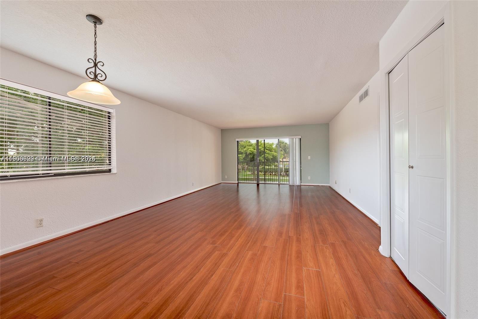 350 Lakeview Dr 201