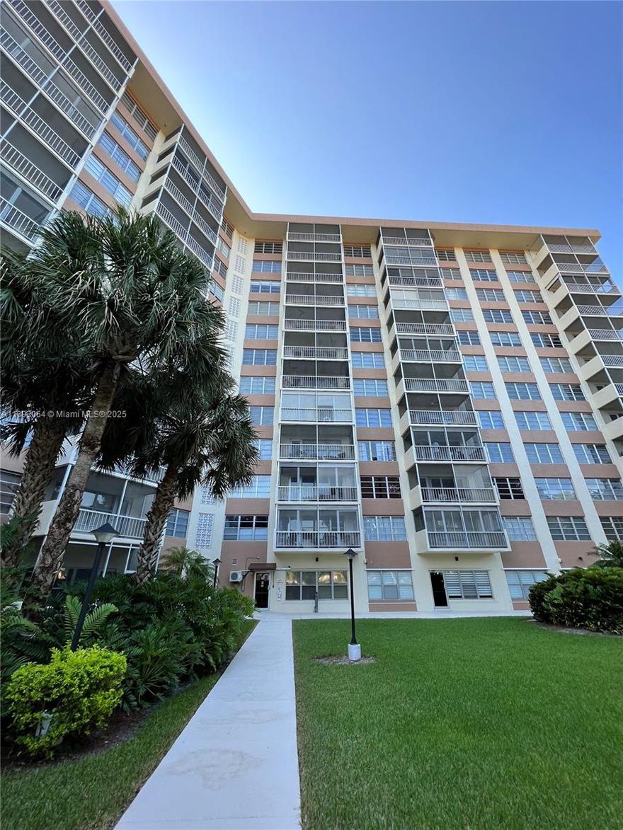 GORGEOUS CONDO IN THE HEART OF CORAL SPRINGS IN SOUGHT AFTER COUNTRY CLUB TOWER. HUGE UNIT WITH LOTS OF SPACE. COMPLETELY RENOVATED FOR ADDED CONVENIENCE. NEW APPLIANCES, FRESHLY PAINTED. QUIET BUILDING WITH LOTS OF AMENITIES. LOCATED NEAR MAIN ROADS AND SHOPPING. MUST SEE!!!