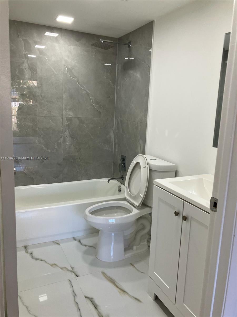 VILLAS AT LAKEVIEW CONDO - Residential Lease