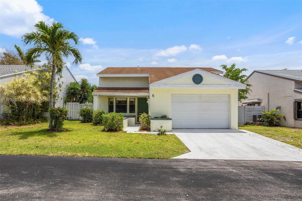 Photo of 6 Verwood Way, Boynton Beach, FL 33426 (MLS # A11787671)