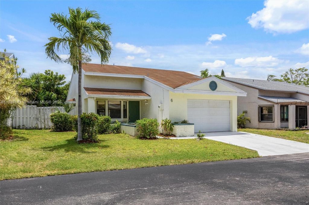 Photo of 6 Verwood Way, Boynton Beach, FL 33426 (MLS # A11787671)