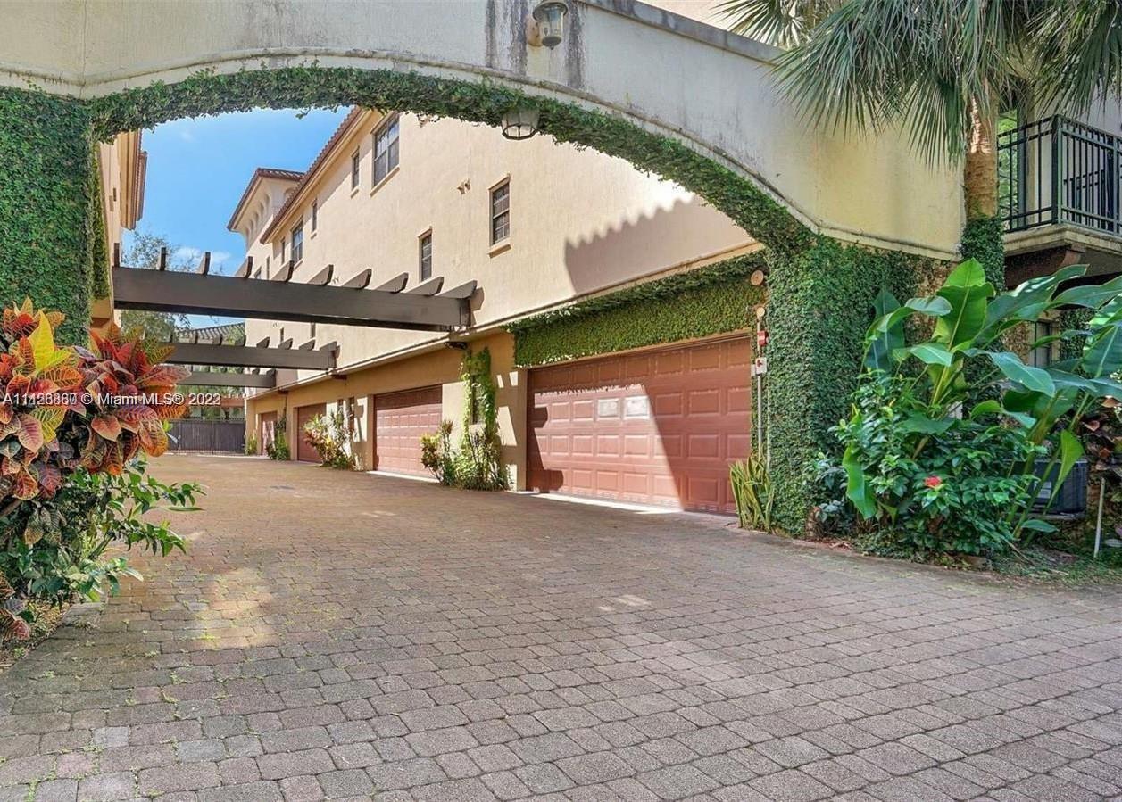 VILLAGGIO IN THE GROVE CO - Residential Lease