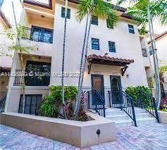 VILLAGGIO IN THE GROVE CO - Residential Lease