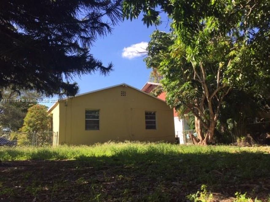 2 Bedrooms 1 Bathroom For Rent in Ojus ! Close to great schools, beautiful beaches and parks !! Huge backyard, full of foliage complimented by a large mango fruit tree and plenty of space for entertaining. Quiet neighborhood, ready for new occupant starting November 1st, 2021.