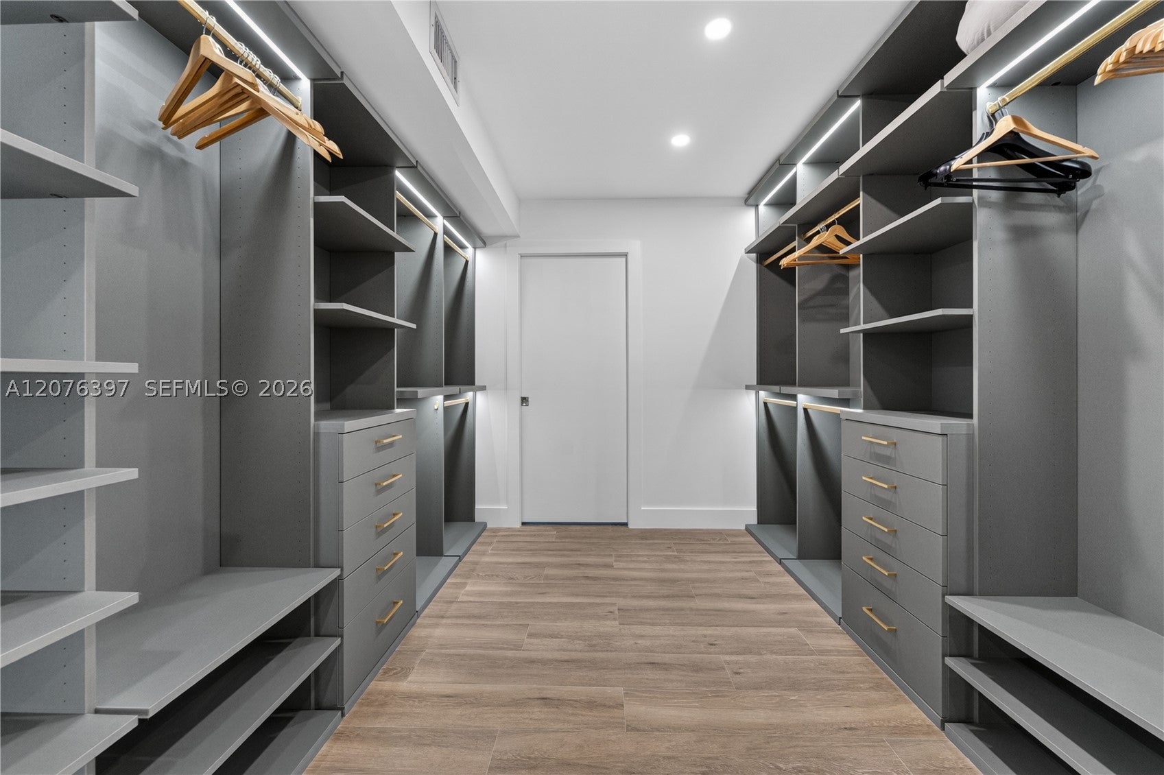 2301 Collins Ave 415