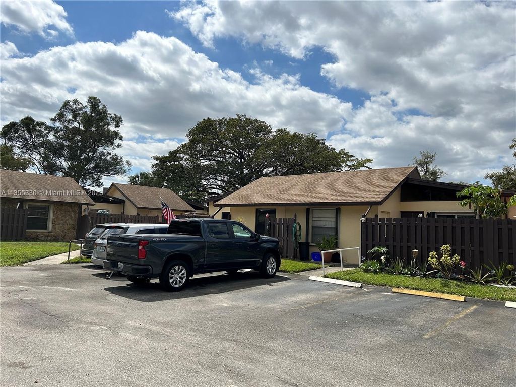 Photo of 134 Fox Rd #1-47, Hollywood, FL 33024 (MLS # A11355330)