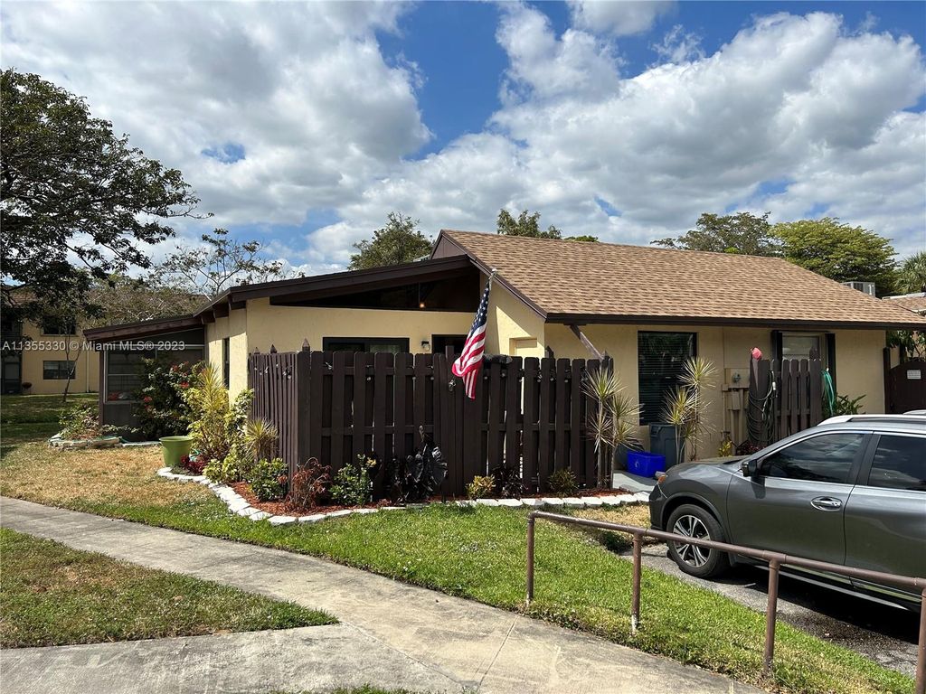 Photo of 134 Fox Rd #1-47, Hollywood, FL 33024 (MLS # A11355330)