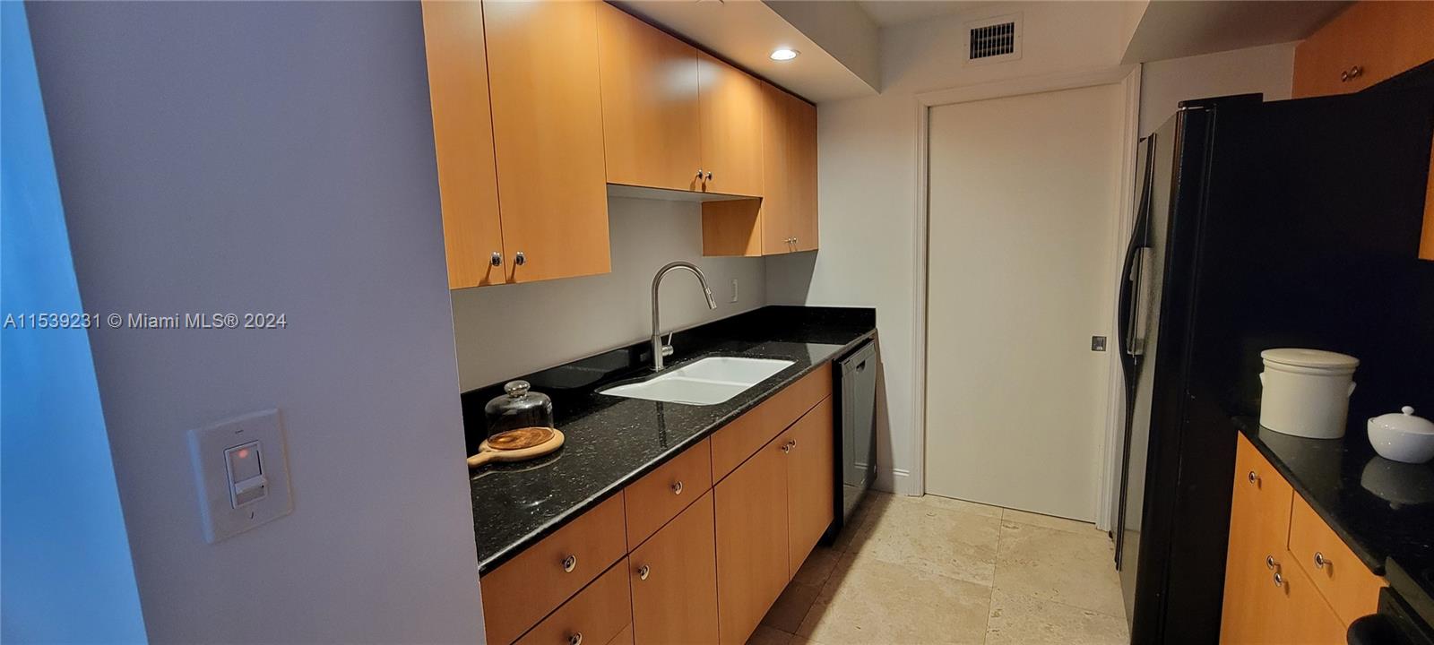 THE COLLINS CONDO - Residential Lease