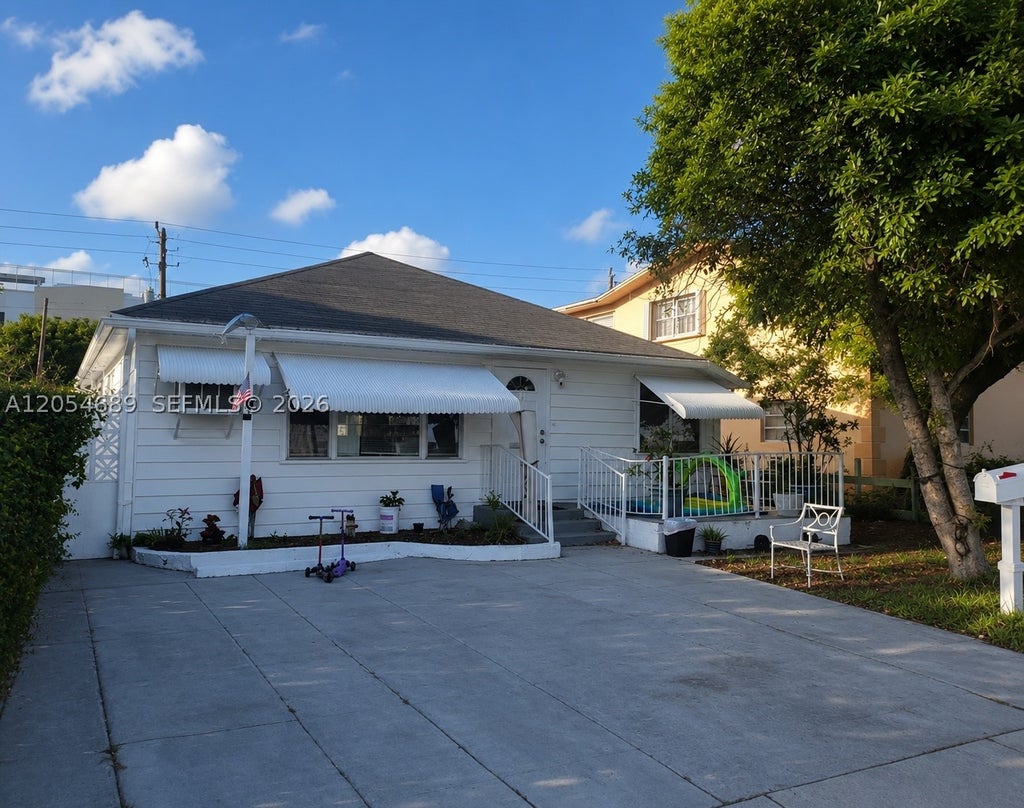 Photo of 1711 Jackson St, Hollywood, FL 33020 (MLS # A12054689)