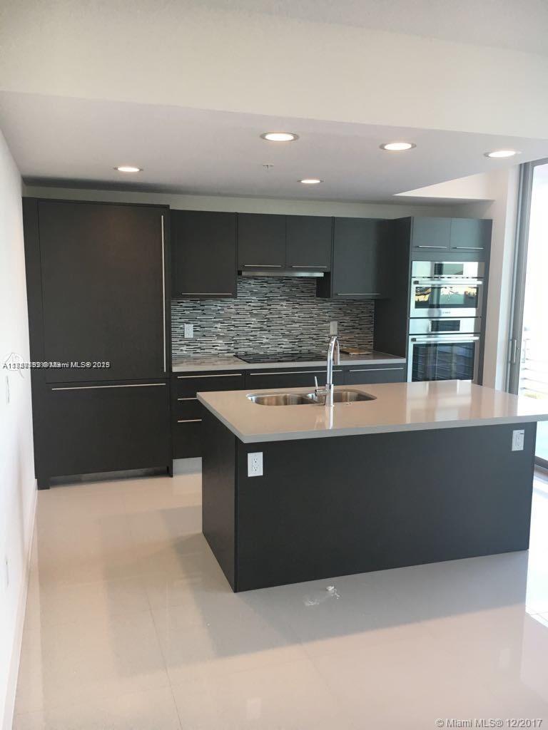 MODERN AND SPACIOUS 1BEDROOM APARTMENT IN CORNER WITH MODERN KITCHEN, EXCELLENT DISTRIBUTION, LOCATED CLOSE TO RESTAURANTS, COMMERCIAL PREMISES, SUPERMARKETS AND PHARMACY.