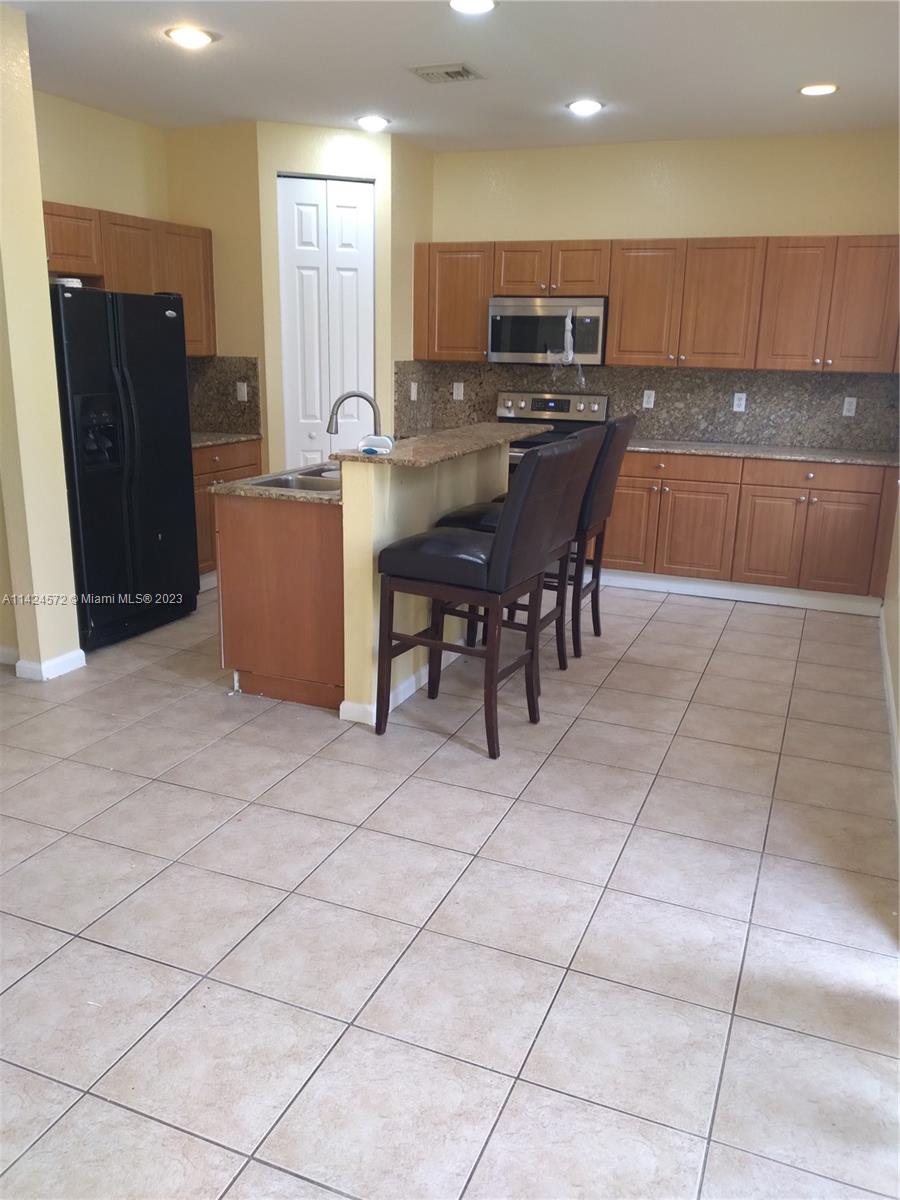 Beautiful spacious 3 bedroom 2 1/2 bathroom in a desirable gated community. Facilities include community pool, two tennis courts, and a exercise gym. This community is centrally located close to all major highways, schools, dining, entertainment and much more. This is a must see for the interested party looking for a new location.