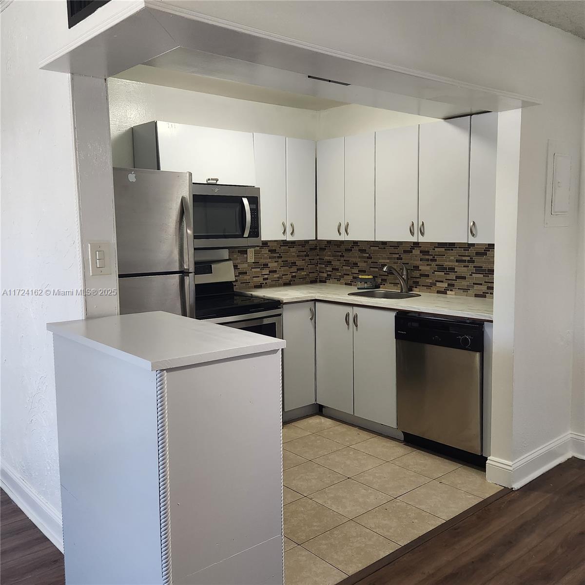 1400 NE 54th St 106