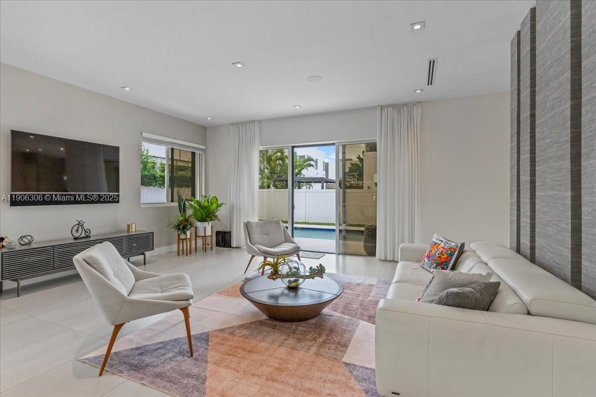 DORAL COMMONS RESIDENTIAL - Residential