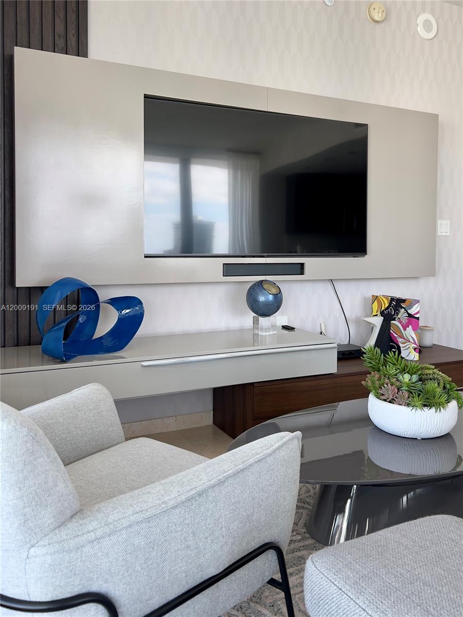 REACH CONDO - Residential