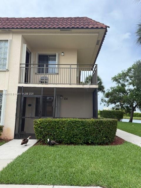 Lakeview unit in Bonaventure. 2 Bedrooms / 2 Bathrooms. Upgraded kitchen and bathrooms. Vinyl floors. Screened porch and patio with peaceful view to the lake and gardens. Storage room in patio. Plenty of closets. Easy to show. Showassist.