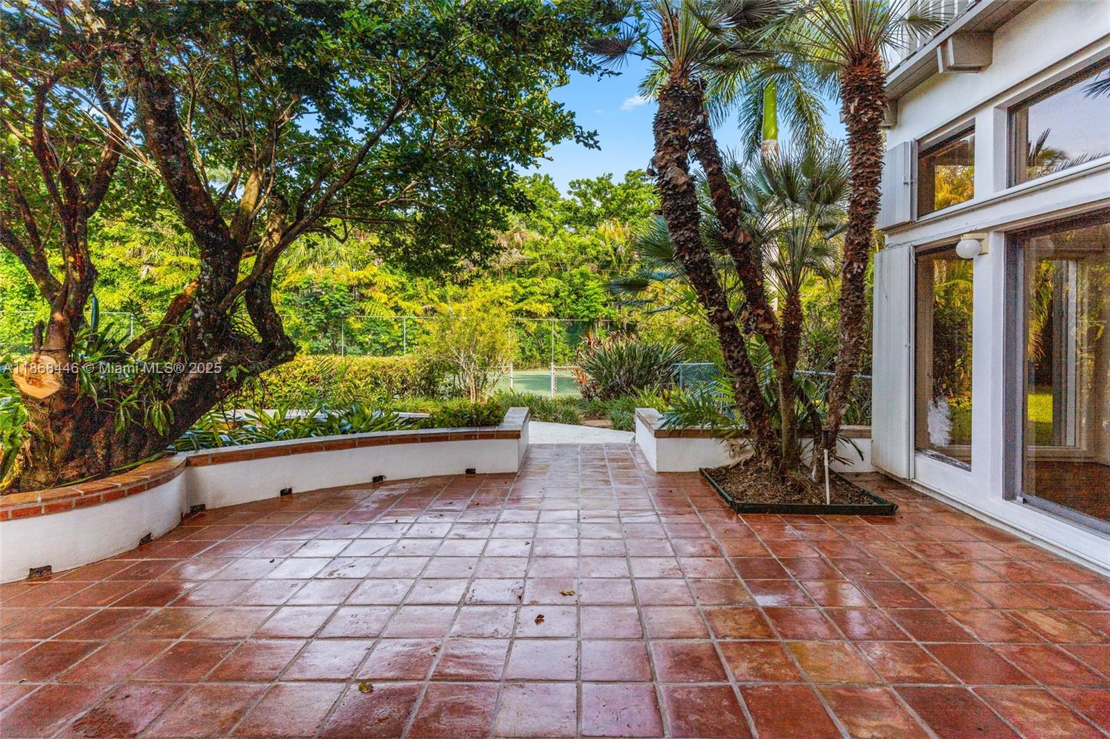 TOWN & RANCH ESTS - Residential