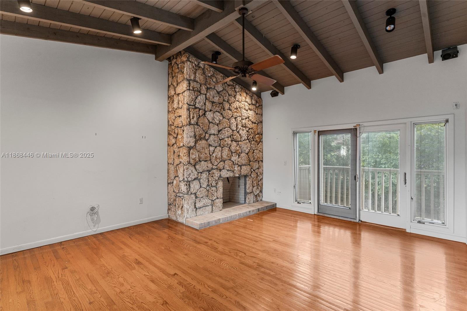 TOWN & RANCH ESTS - Residential