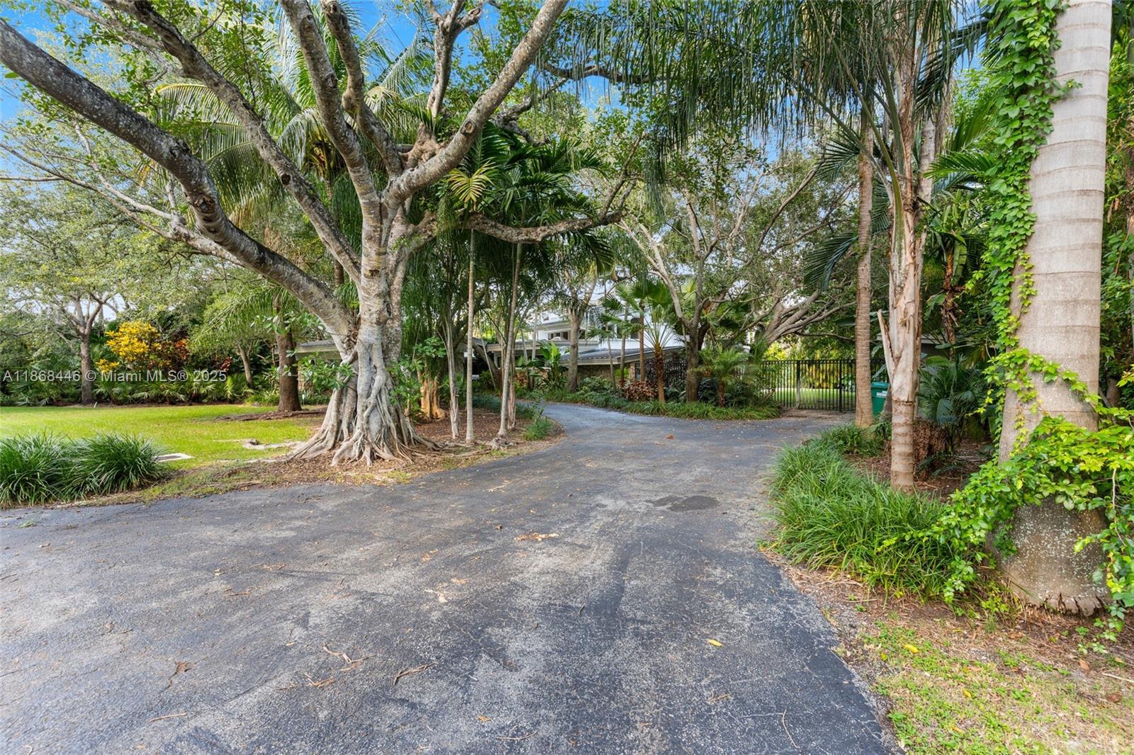 TOWN & RANCH ESTS - Residential