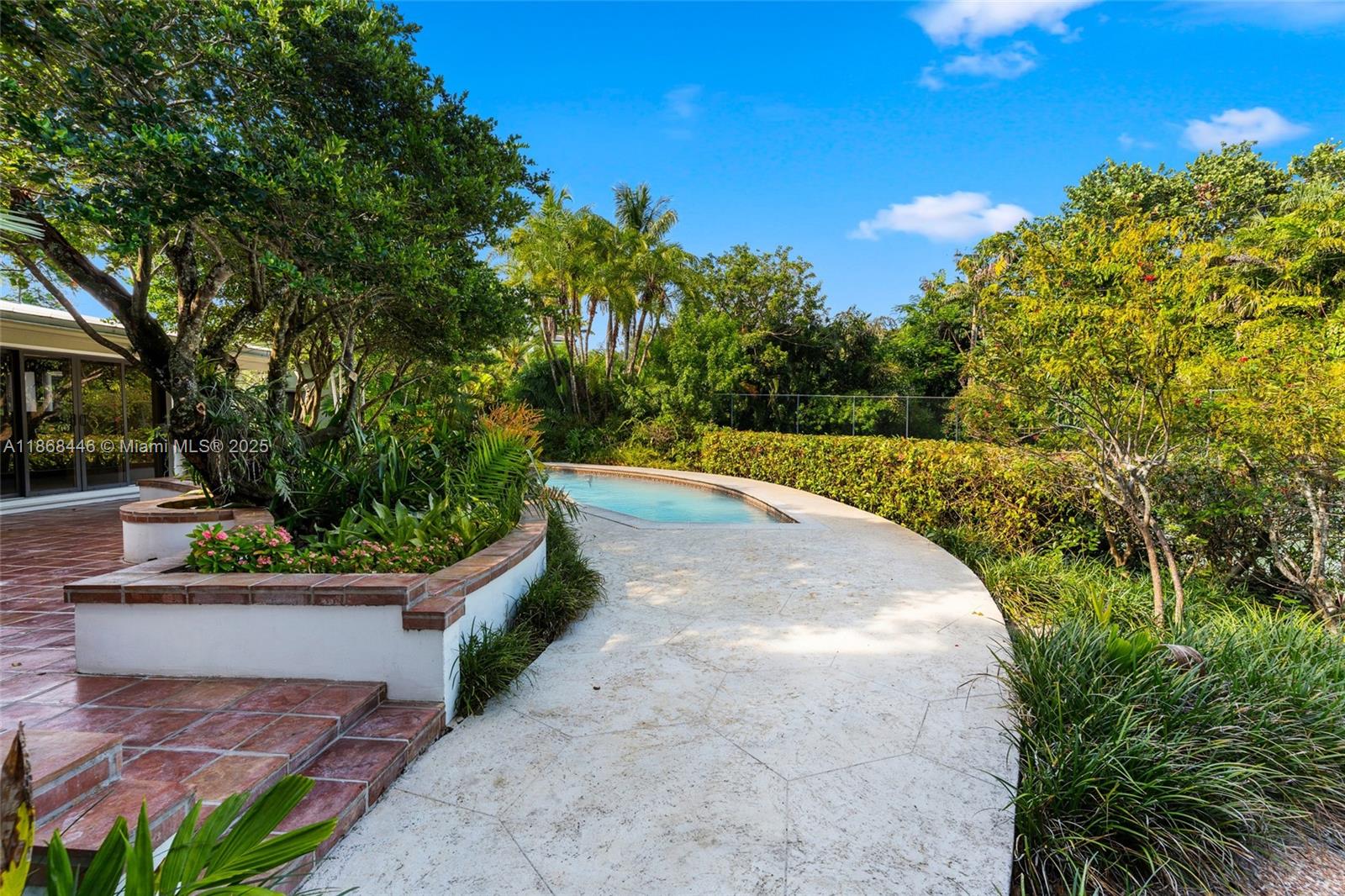 TOWN & RANCH ESTS - Residential