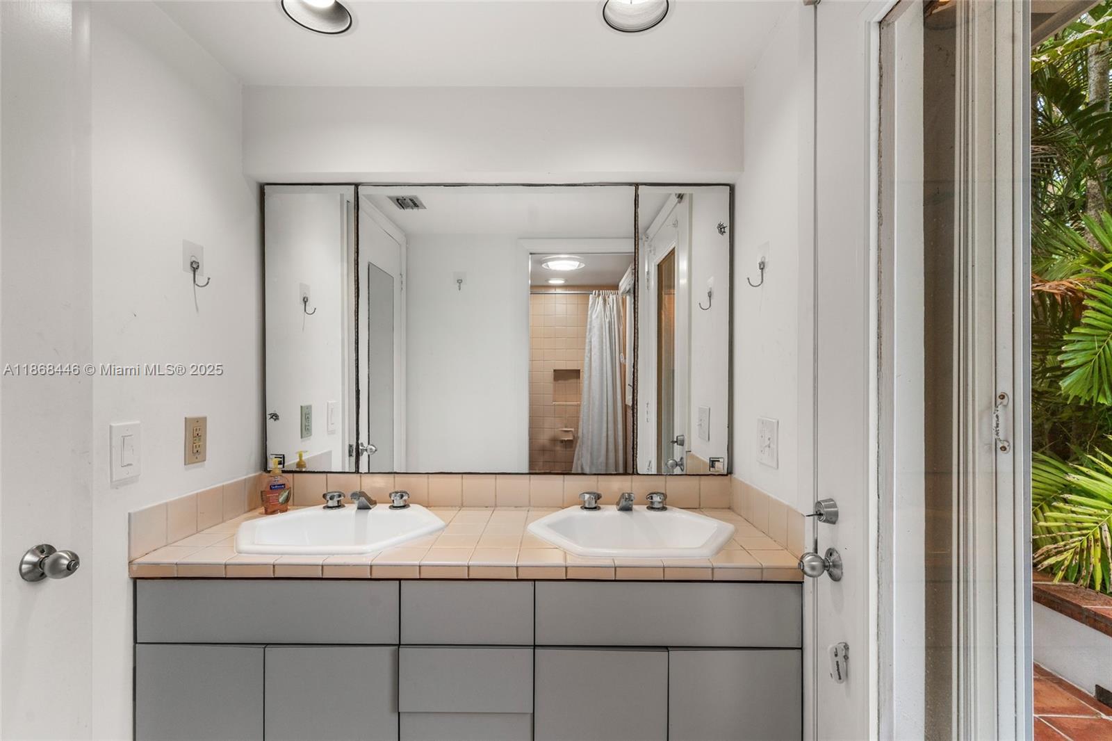 TOWN & RANCH ESTS - Residential