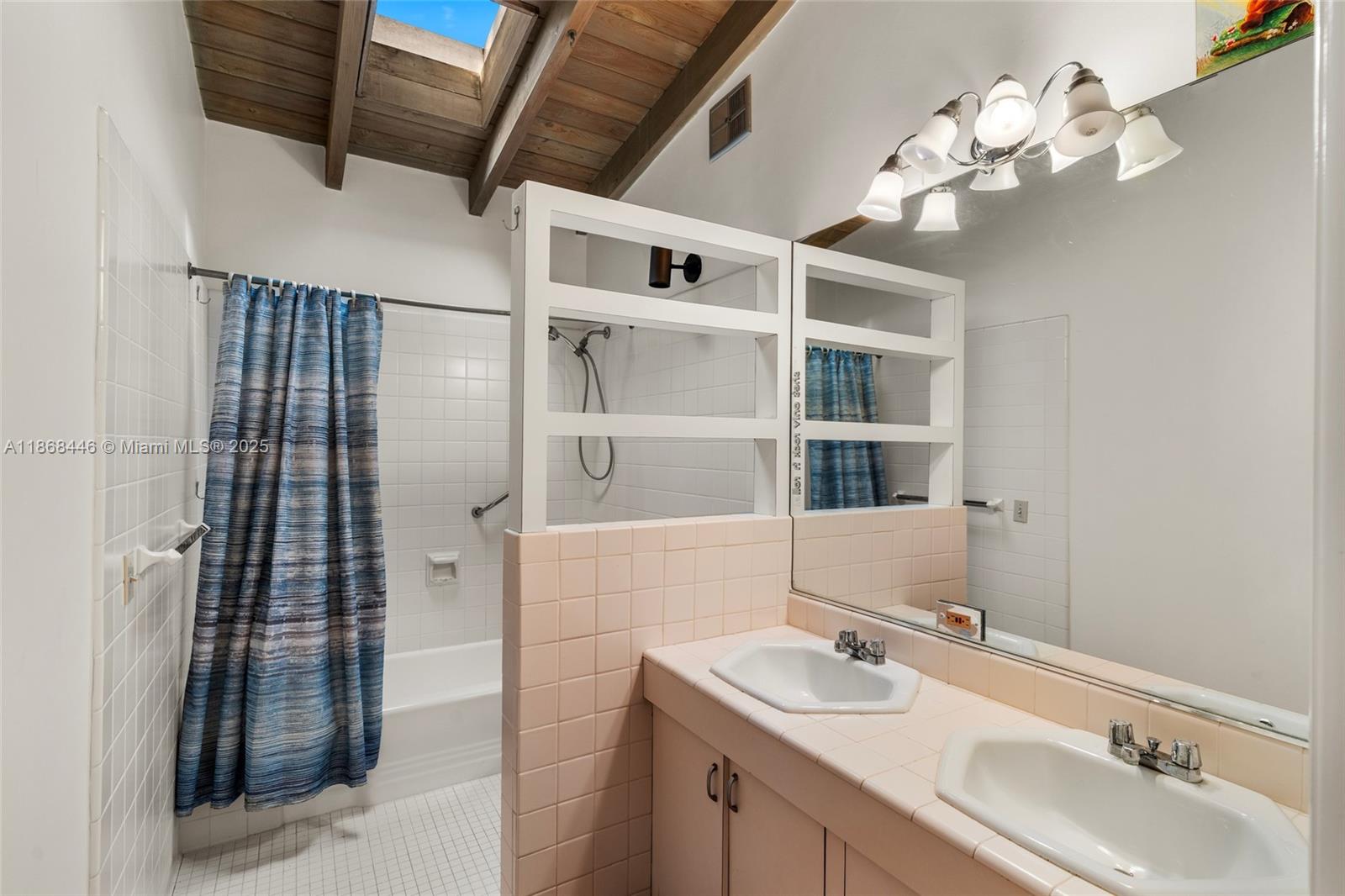 TOWN & RANCH ESTS - Residential