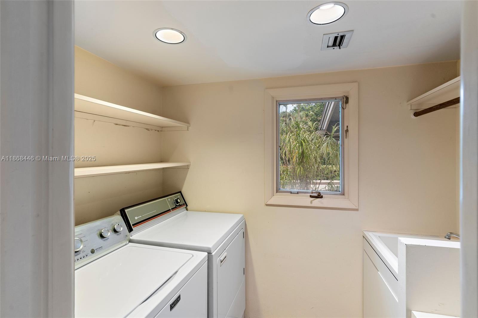 TOWN & RANCH ESTS - Residential