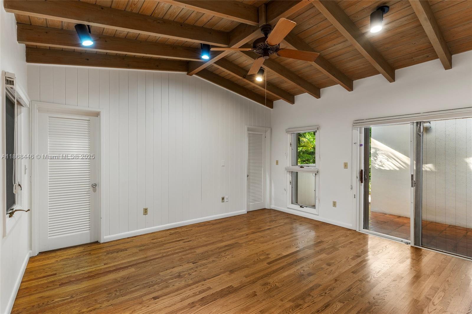 TOWN & RANCH ESTS - Residential