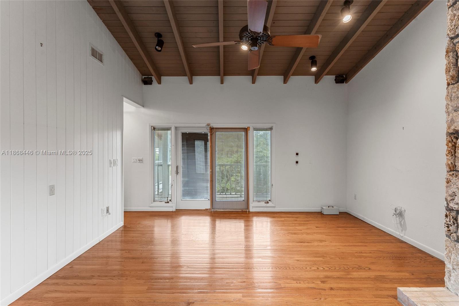 TOWN & RANCH ESTS - Residential