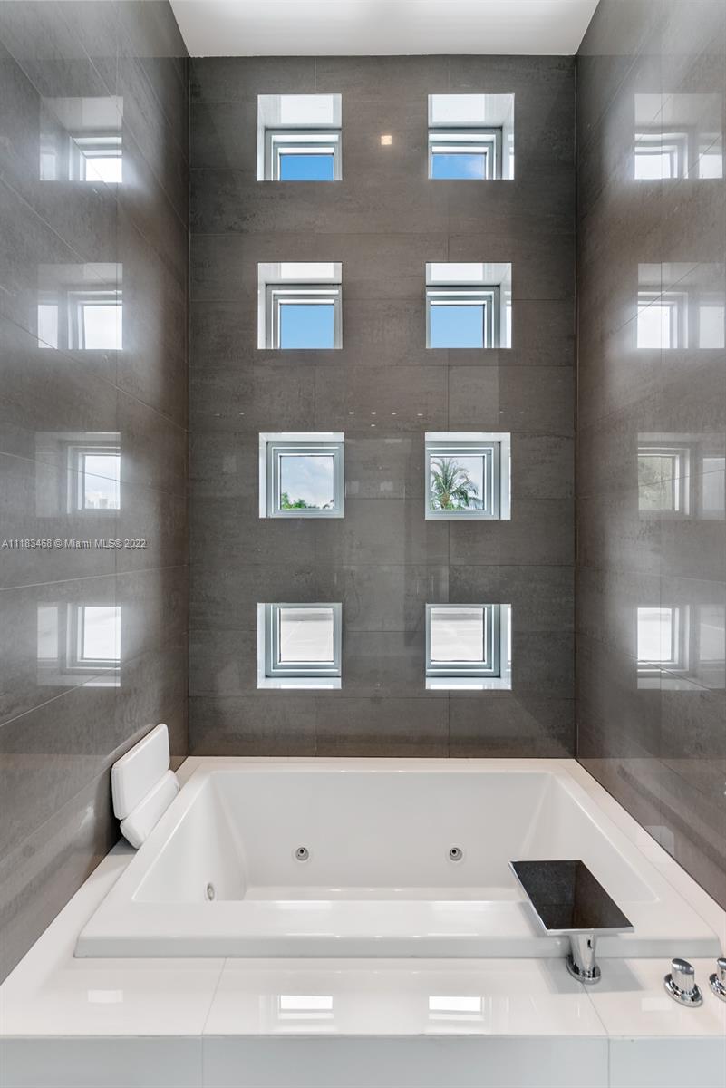 GOLDEN BEACH SEC E - Residential