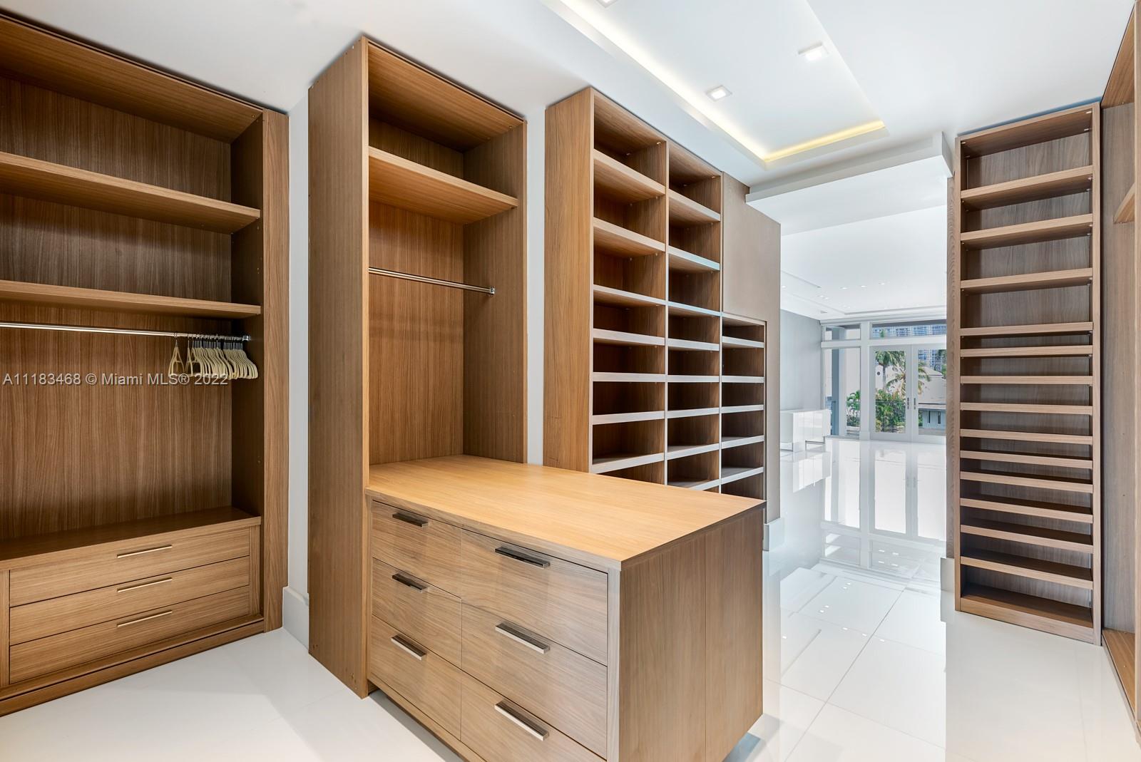 GOLDEN BEACH SEC E - Residential