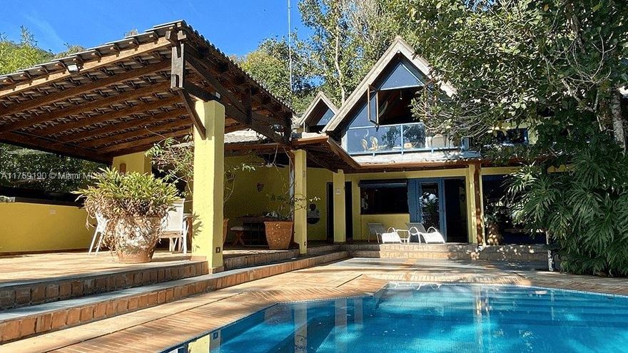 Ocean Front House with private Beach. The house is surrounded by lush hills. It's 10 km from Ubatuba, São Paulo, and a 2.5-hour drive from Guarulhos International Airport. By boat, it’s under an hour from Paraty and Ilhabela. The area is one of Brazil's most beautiful, with nearby beaches, restaurants, and trails. 

The house sits on 40,000 m² of land with 1,500 m² of built space, fully furnished. It has six air-conditioned suites, including a master suite with a jacuzzi and walk-in closet, and can accommodate 12 people. The property also includes a boat garage for vessels up to 36 feet and a caretaker's house.