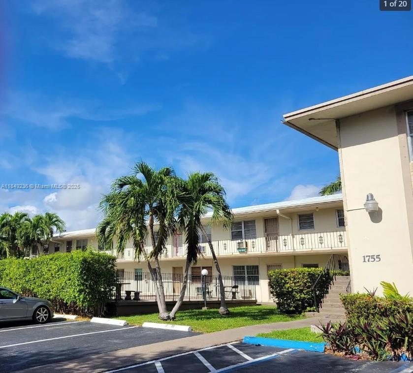 Spacious 1-Bedroom / 1-Bathroom with Pool in Sans Souci – North Miami
Discover this bright and welcoming apartment:
Large windows with brand-new blinds, bathing the space in natural light
Ceramic tile flooring throughout and ample closets for storage
Private pool—perfect for relaxing or entertaining with friends
Prime location: a peaceful setting just steps from Biscayne Blvd, and within easy walking distance to shops and transit:
Whole Foods, Walgreens, local restaurants, and bus stops
Need to go further? By car, you’re just minutes from Midtown, Downtown, Brickell, Aventura, and Sunny Isles
Included services and lease details:
Assigned parking