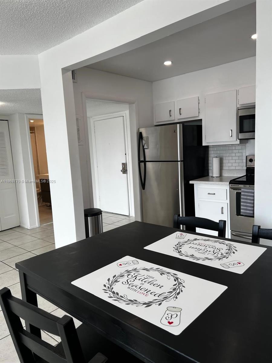 Furnished 1-bed, 1-bath condo in Inverrary. This bright, move-in-ready unit features a queen bed in the main bedroom and a sofa bed in the living room. The kitchen has stainless steel appliances, a new bathroom with porcelain finishes, a washer/dryer, and a balcony with a nice view.
Located in a gated community with 24-hour security. The building has an updated lobby. Amenities include basketball/tennis courts and golf course access. Rent includes water. Located near major highways and Sawgrass Mills. The Building HOA requires a minimum credit score of 650. Move-in: First month, Last month, and one-month security deposit. Contact to schedule a visit