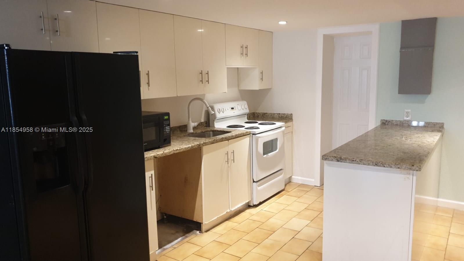 1 bedroom 1-bathroom apt, great location. Central AC, Impact windows. Water included. Water included