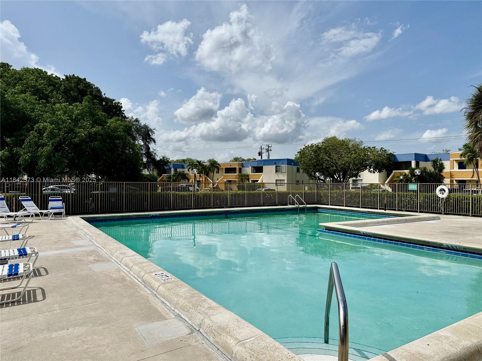 RACQUET CLUB VILLAGE APAR - Residential