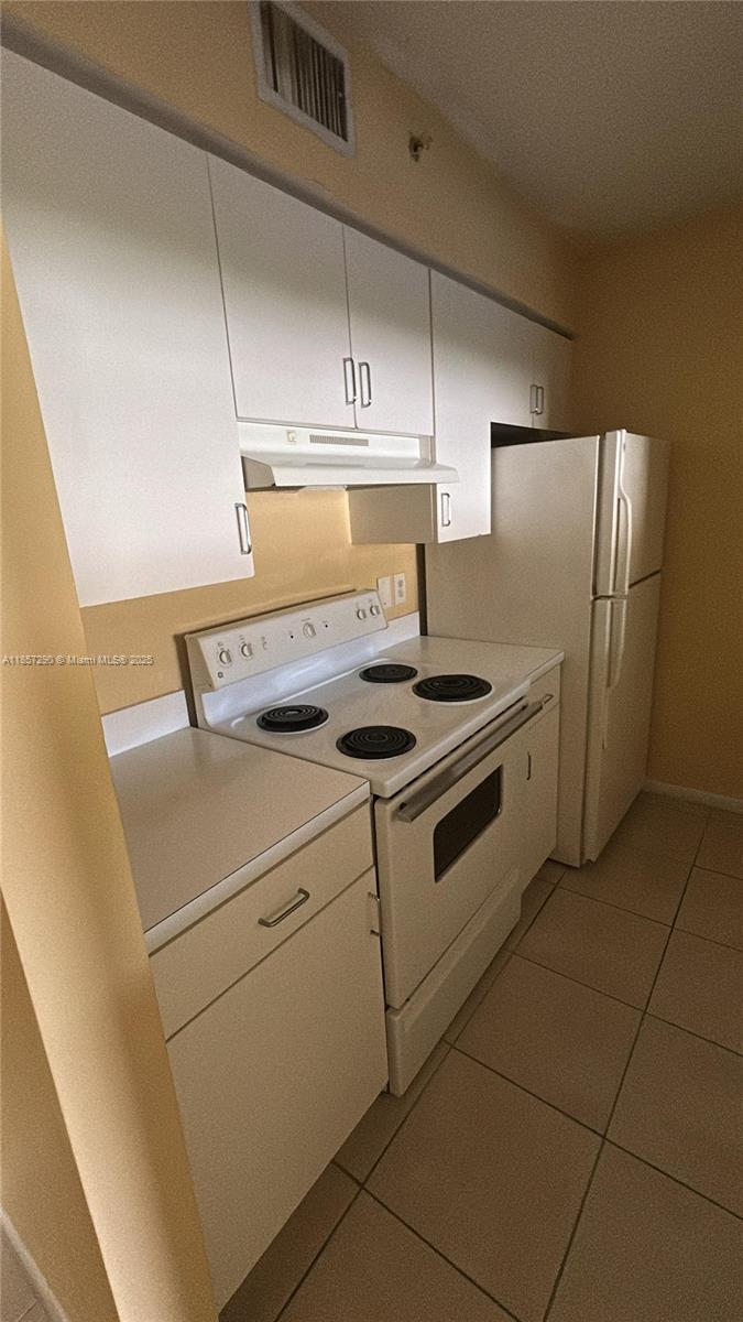 This beautiful 1 Beth 1 bath rental unit is situated in a highly desirable location and comes packed with amenities that make for comfortable living. You'll also appreciate the many amenities that come with living at Enclave at miramar, The community features a fitness center, giving you plenty of opportunities to stay active and social. Located in a safe and quiet neighborhood that's close to major highways, shops, and restaurants.
