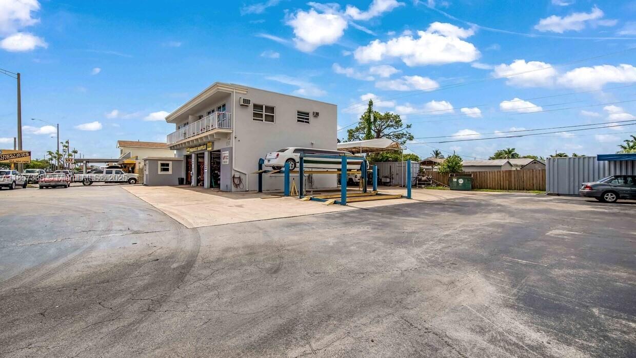 250 NE 44th St