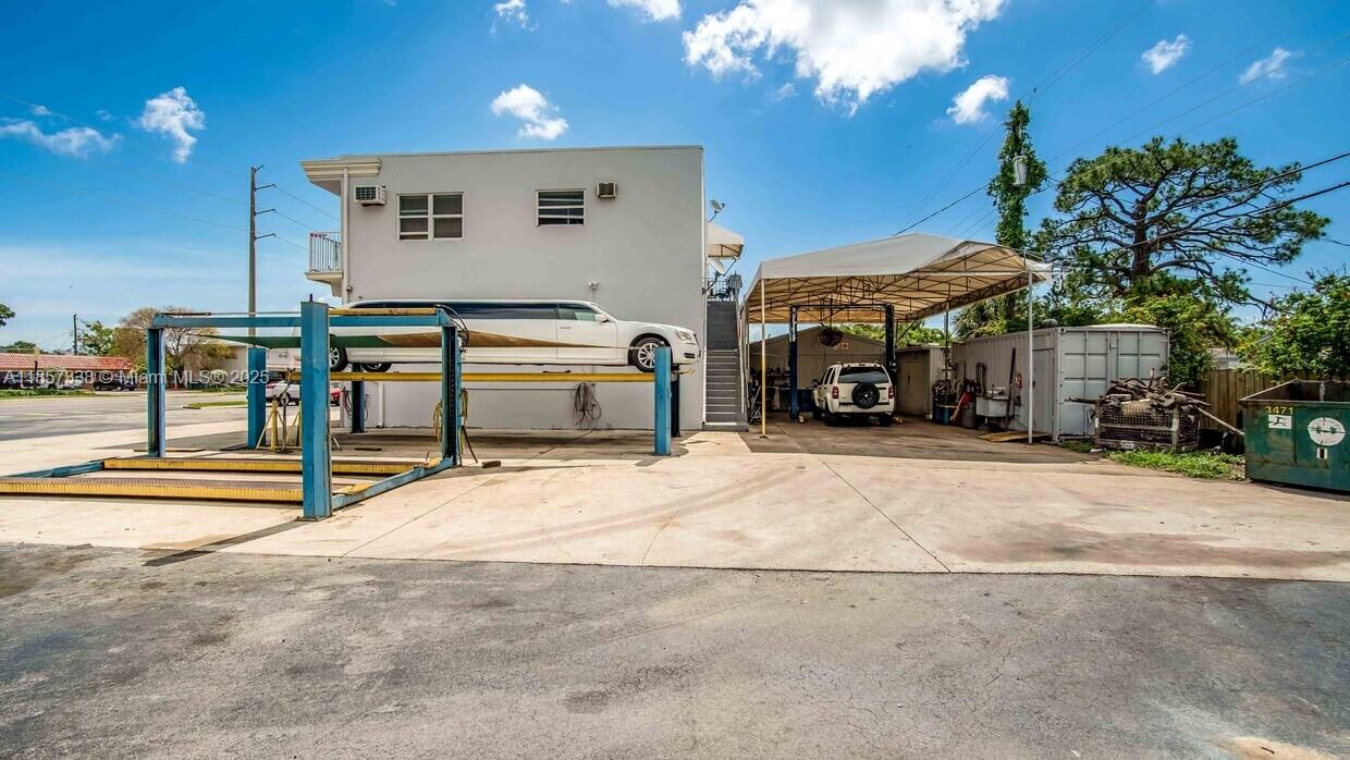 250 NE 44th St