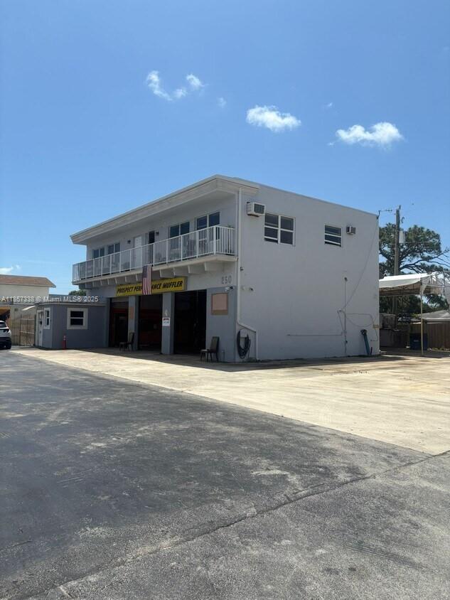 250 NE 44th St