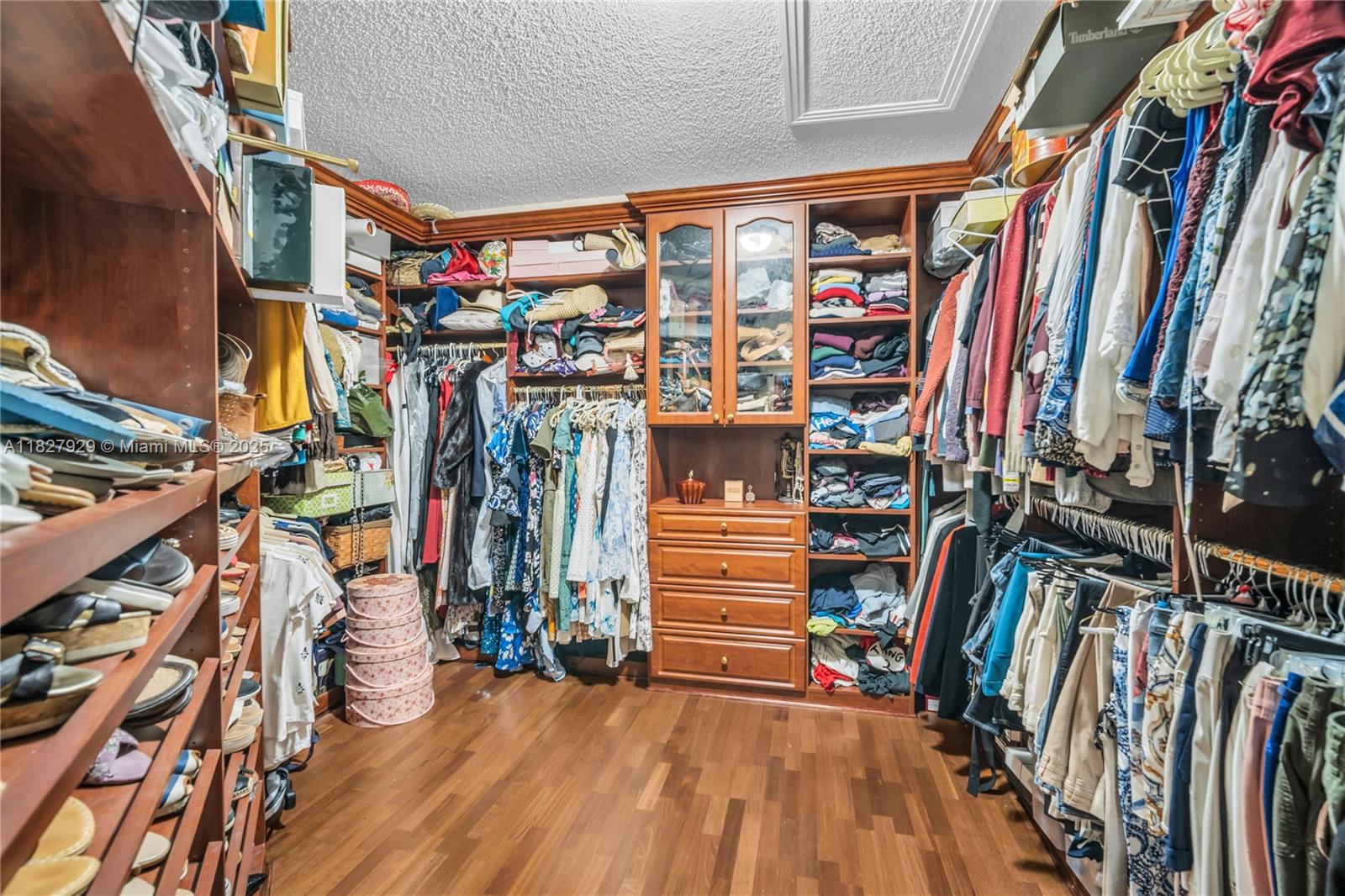 WHISPERING WOODS - Residential