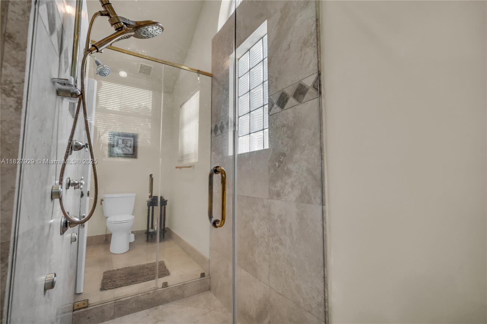 WHISPERING WOODS - Residential