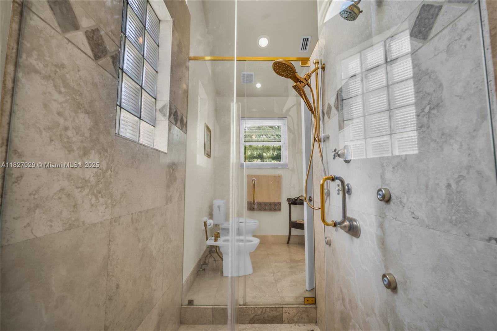 WHISPERING WOODS - Residential