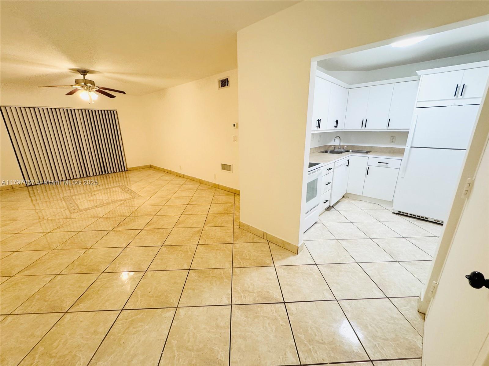 Property for Sale at 3129 Oakland Shores Dr A105, Oakland Park, Miami-Dade County, Florida - Bedrooms: 2 
Bathrooms: 2  - $185,000