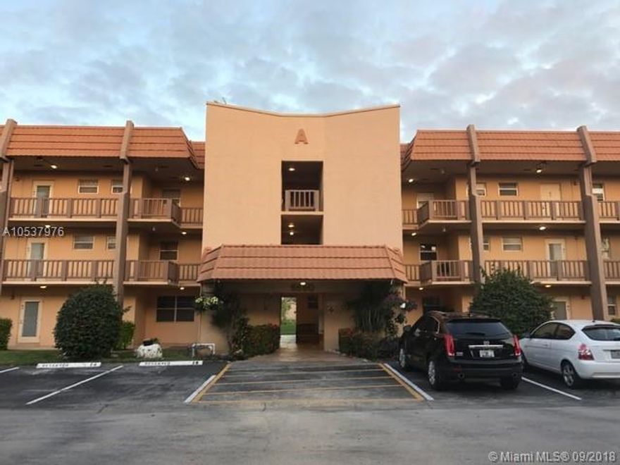 A 55+ ACTIVE ADULT COMMUNITY with tons of resort amenities. Don't miss this fantastic condo in Royal Park Gardens Newly updated unit... updated kitchen in 2015, brand new marble-like tile flooring, newly, Clubhouse, Swimming Pools, Shuffleboard, Tennis, Bocce, Tiki hits, Barbecue areas and Bingo every week. Convenient location! PER SELLER & ASSOCIATION, NO PETS ALLOWED.