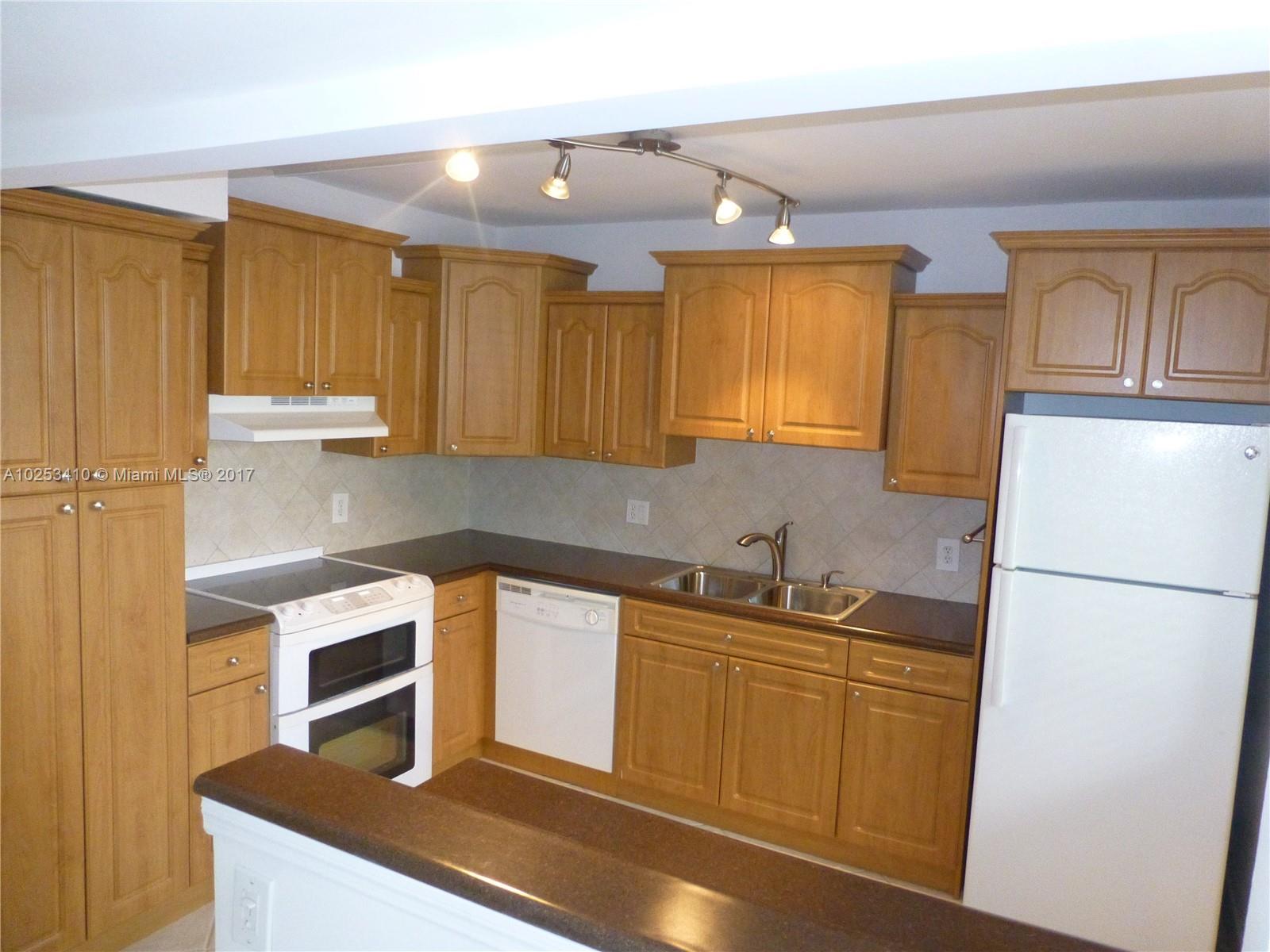 RACQUET CLUB 9 A NORTH - Residential Lease